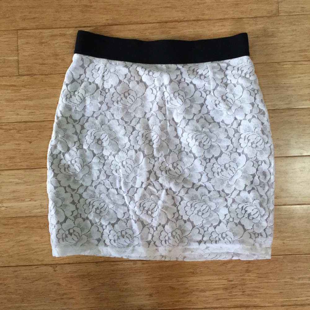 Lace skirt with nude lining - Elastic waist